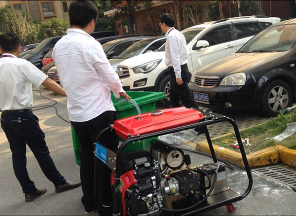 物業(yè)現(xiàn)場使用小型管道高壓疏通機(jī)
